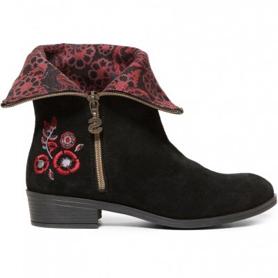 Bota preta com bordado floral vermelho e dobra floral vermelha e preta