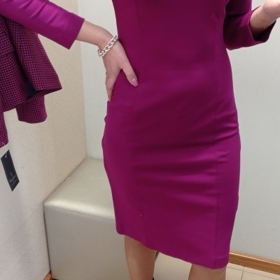 Vestido midi fúcsia de manga comprida com folhos nos ombros e decote em V