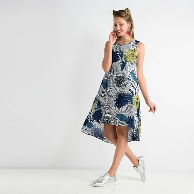 Modelo com vestido floral azul e verde em fundo branco