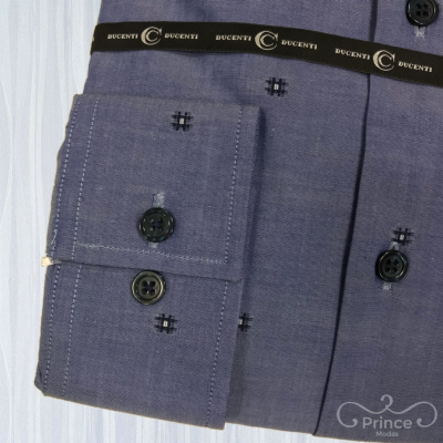 Camisa azul escura com pequenos quadrados brocados e botões pretos