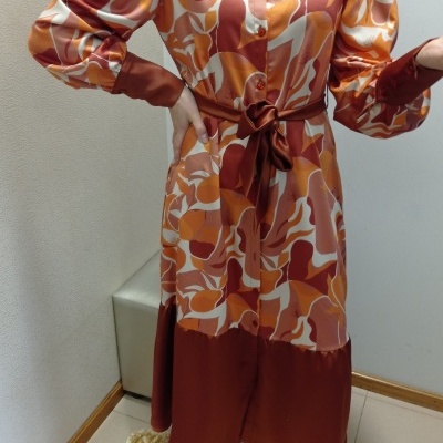 Vestido midi com padrão abstrato laranja, branco e castanho e cinto