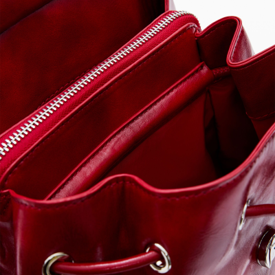 Mala vermelha de couro com fecho de correr metálico prateado