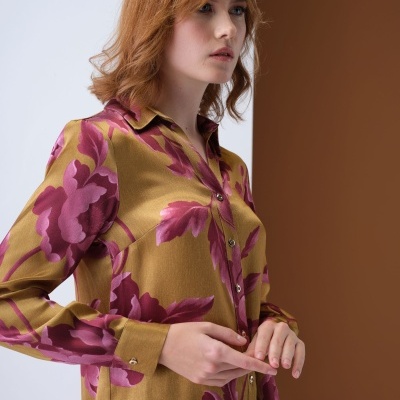 Camisa floral rosa e amarelo mostarda de manga comprida com botões