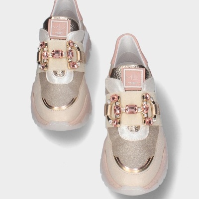 Ténis femininos bege com pedras rosas e detalhes dourados