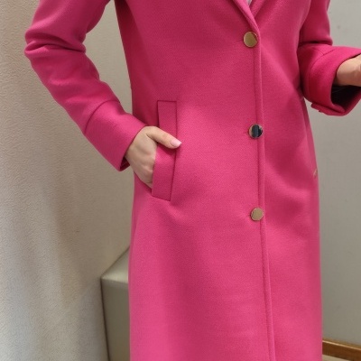 Casaco comprido feminino rosa com botões dourados