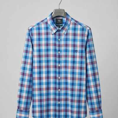 Camisa xadrez azul, branca e vermelha com botões, pendurada num cabide