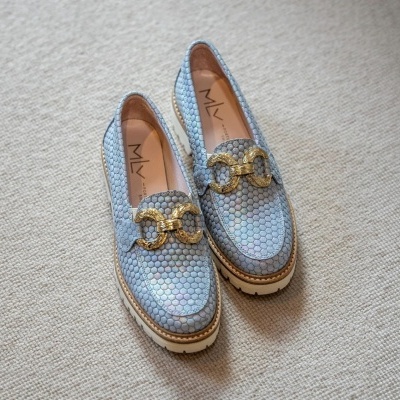 Sapatos mocassim azuis com padrão de escamas e detalhe metálico dourado