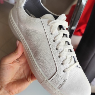 Tênis branco em pele com atacadores e sola branca