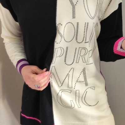Camisola de malha preto e branco com texto YOU SOUL PURE MAGIC