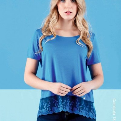 Mulher veste camiseta azul com barra em renda azul escura