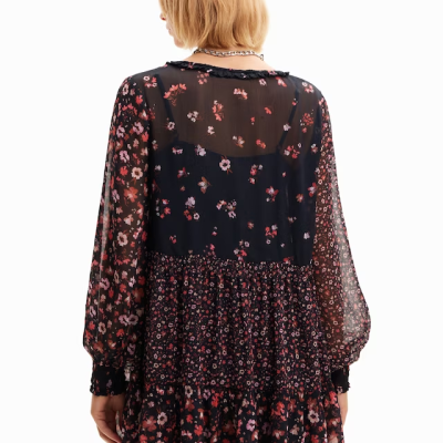 Vestido preto transparente com padrão floral e mangas compridas