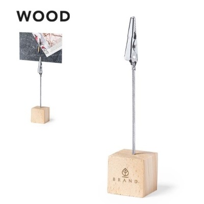 Clipe de metal com base em madeira clara e texto 'BRAND'