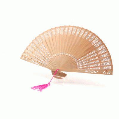 Leque decorativo em madeira clara com tassel rosa