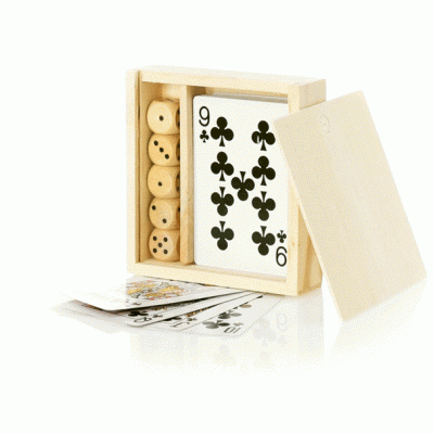 Conjunto de cartas e peças de madeira numa caixa com tampa sobre fundo branco