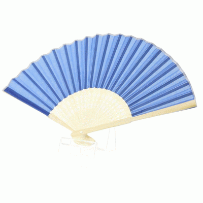 Leque dobrável azul claro com estrutura branca sobre fundo branco