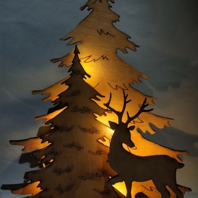 Decoração de Natal em madeira com árvores e veado iluminados