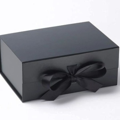 Caixa preta com laço