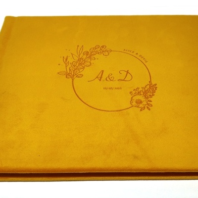 Livro amarelo de capa dura com texto e desenho em vermelho