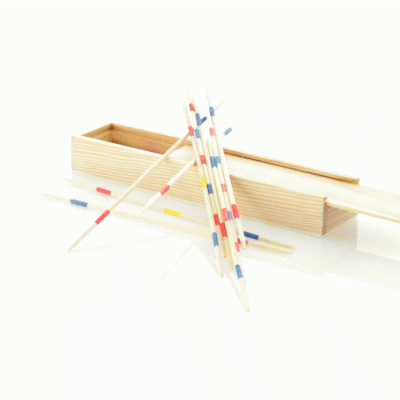 Conjunto de jogo de piques em madeira com caixa aberta sobre fundo branco