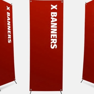 Banner vermelho com texto branco X BANNERS em suporte tripé preto