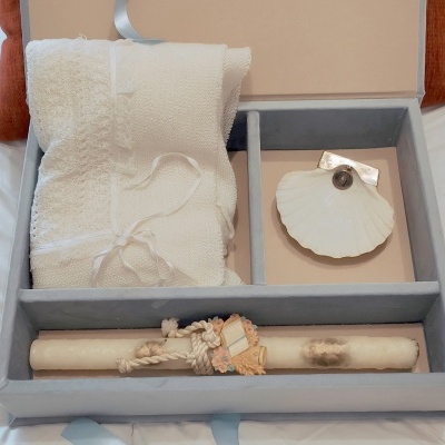 caixa de presente com toalha branca, sabonete em forma de concha e vela decorada