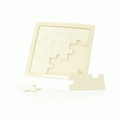 Quebra-cabeças de madeira natural com peças fora da moldura sobre fundo branco