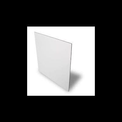 Placa branca fina retangular vista de lado sobre fundo branco