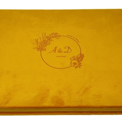 Álbum amarelo com letras A&D e desenho floral