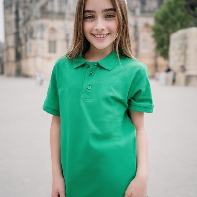 Menina de polo verde com laço branco no cabelo em ambiente histórico