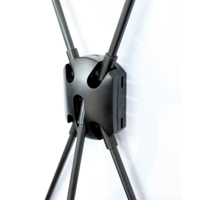 Conector de plástico preto com hastes finas em fundo branco