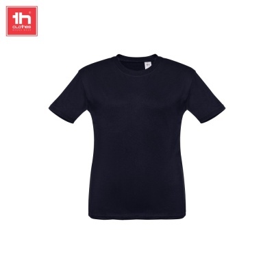 T-shirt preta de manga curta com gola redonda sobre fundo branco