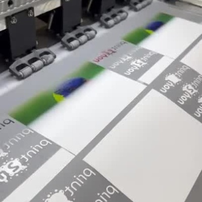 Impressora profissional imprimindo folhas com logotipo printShon