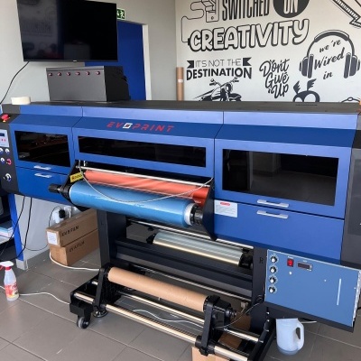 impressora grande formato azul EVOPRINT com rolos de filme e decoração mural