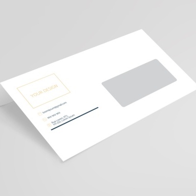 Envelope branco com janela transparente e texto impresso