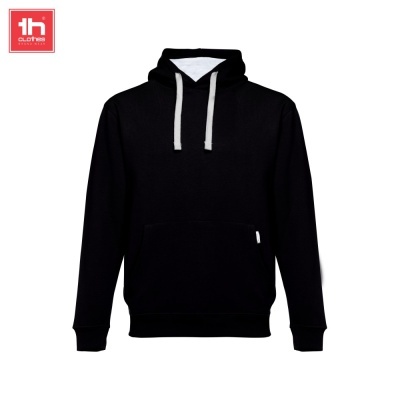 Sweatshirt preta com capuz e cordões brancos em fundo branco