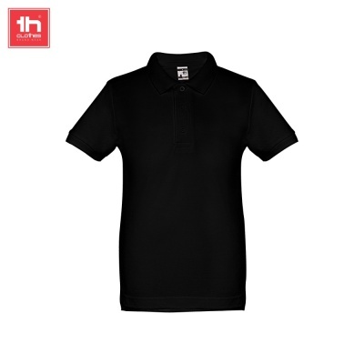 Polo preto de manga curta sobre fundo branco com logotipo tbh CLOTHES