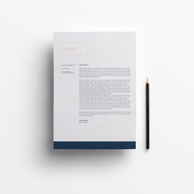 Bloco de papel branco com texto impresso e detalhes azuis ao lado de lápis preto.