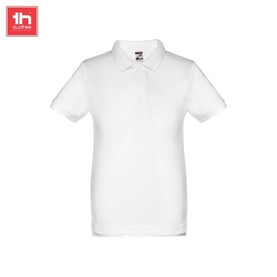 Polo branco de manga curta com gola e três botões