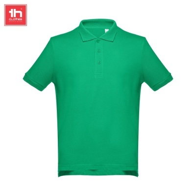 Camiseta polo verde de manga curta com gola e três botões.