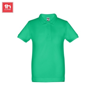 Polo verde com gola e três botões em fundo branco com logotipo da 1b CLOTHES