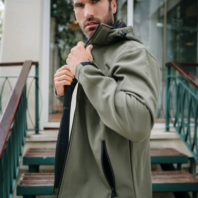 Homem a usar casaco verde oliva exterior com capuz e fecho