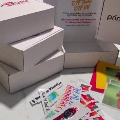 Caixas e amostras impressas com texto interno sobre impressão profissional