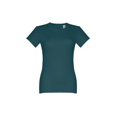 Camiseta feminina azul escuro de manga curta com selo branco junto à gola