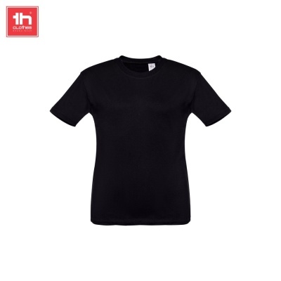 T-shirt preta de manga curta com gola redonda em fundo branco