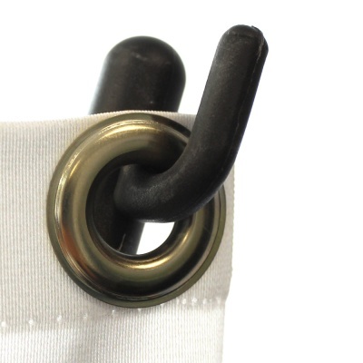 Cortina branca com ilhós metálico e gancho preto