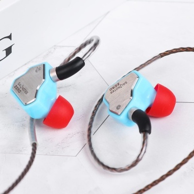 Auriculares intra-auriculares azul claro com ponteiras vermelhas e cabo trançado castanho