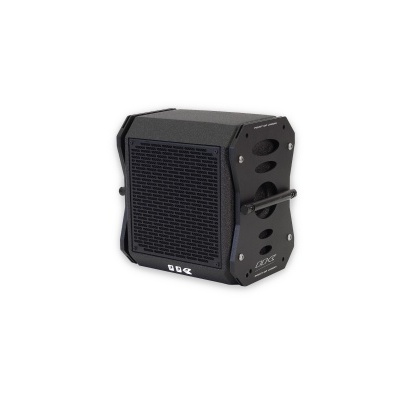 Caixa de som portátil preta com grelha frontal e botões laterais