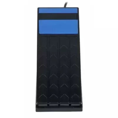 Pedaleira retangular preta com parte superior azul e textura de setas