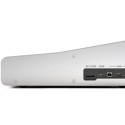 Dispositivo eletrônico prateado com slots SD CARD, HDMI e USB visíveis