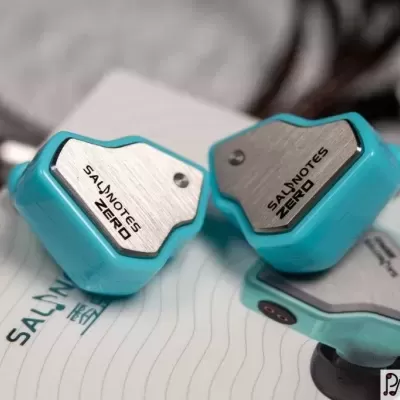 Auriculares azuis com placa metálica e texto SALNOTES NERO